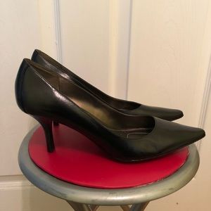 CALVIN KLEIN classic black leather kitten-heel pumps, Size 9